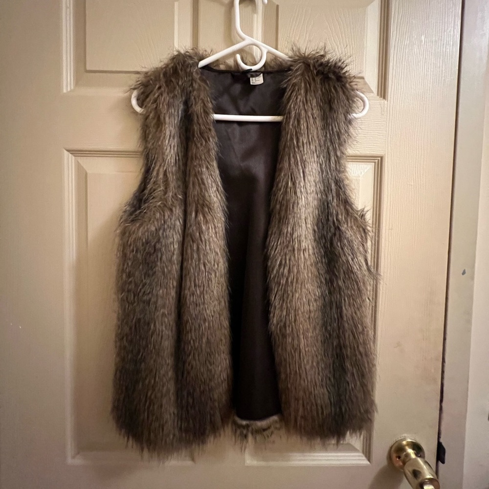 H&M Faux Fur Vest - Picture 2 of 4